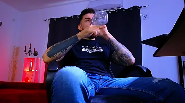 MightyAaron66 Adlı Modelin Canlı XXX Sohbeti