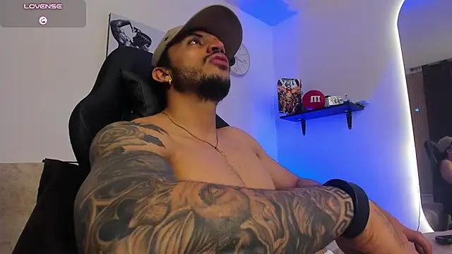 LiamReigns_ Adlı Modelin Canlı XXX Sohbeti