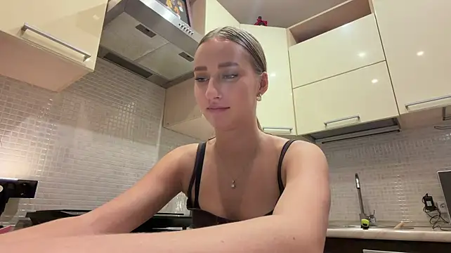 ShelbaMitsuda Adlı Modelin Canlı XXX Sohbeti