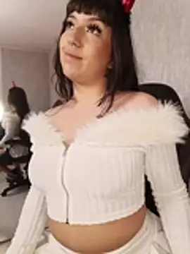 Emily_Roussee Adlı Modelin Canlı XXX Sohbeti
