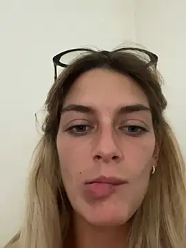 Bellalolahot Adlı Modelin Canlı XXX Sohbeti
