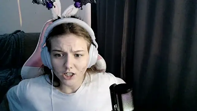 HelenMo0n élő XXX-chatje