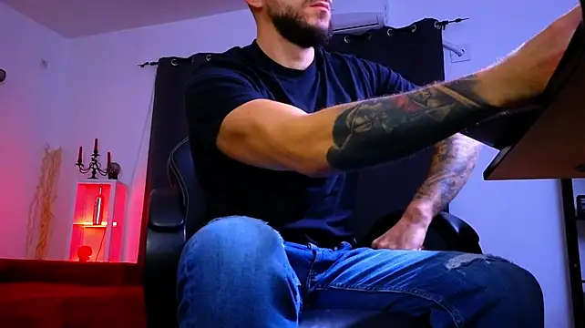 MightyAaron66's Live XXX Chat