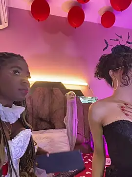 LoveQueen2 Adlı Modelin Canlı XXX Sohbeti