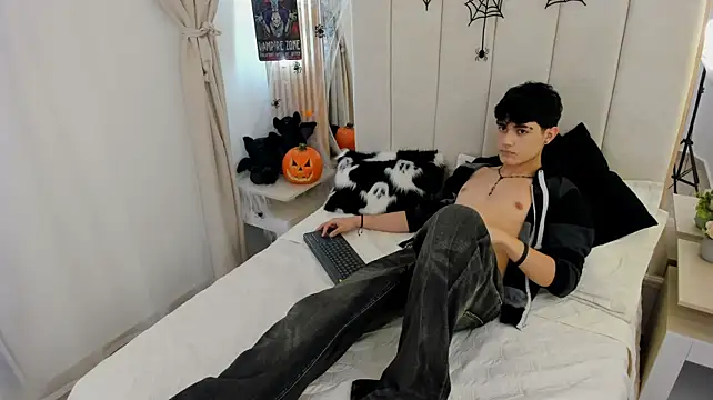 Alan__brook Adlı Modelin Canlı XXX Sohbeti