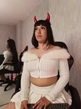 Chat XXX en directo de Emily_Roussee