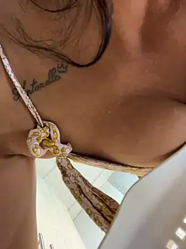 LuxeBrunetteXXX Show in webcam