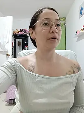 Онлайн чат XXX emilypoppy3