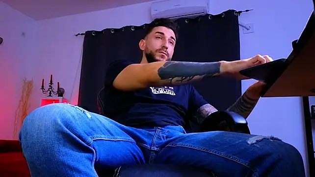 MightyAaron66's Live XXX Chat