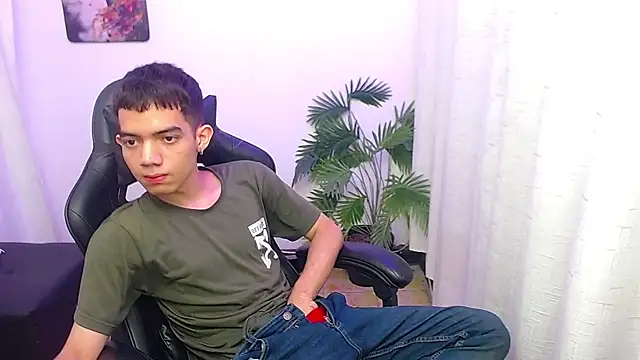 leandrocum18's Live XXX Chat