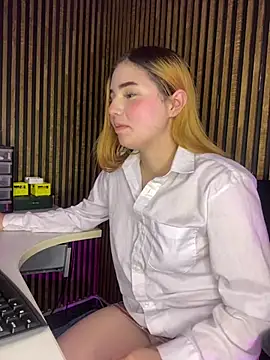 Онлайн чат XXX MiaLuxee_