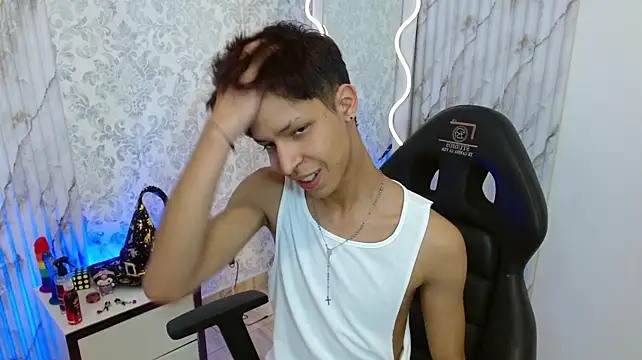 XXX chat uživo modela OLIIVER_TAY