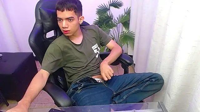 leandrocum18n Live XXX chat