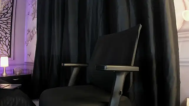 adrian_black86306's Live XXX Chat