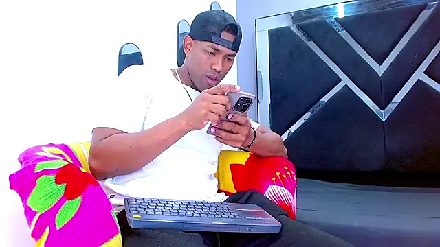 Roman_Muscle_ Chat XXX live