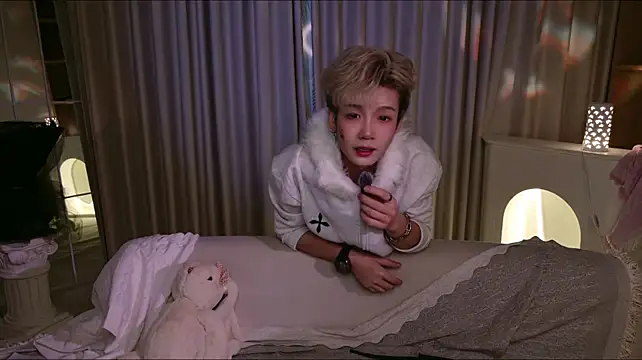 XiaoHuiHui-111のライブXXXチャット