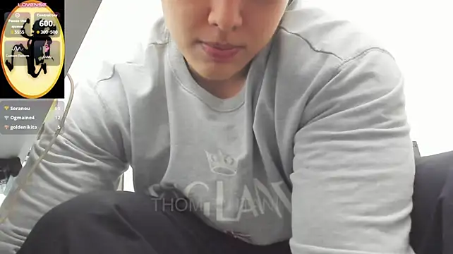 Živý XXX chat Thom_Ohtani