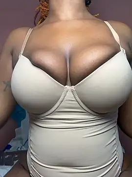 Bellafrenchy Adlı Modelin Canlı XXX Sohbeti