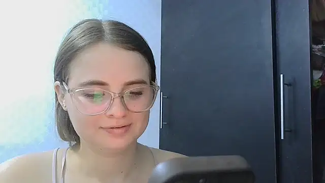 Chatroom XXX en direct de HellenMiyer1111