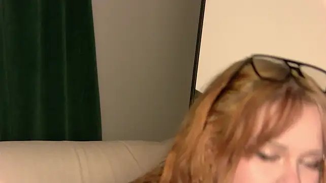 Chat +18 de KittyNuarr ao vivo