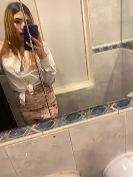 MiaLuxee_ Live XXX Chat