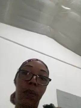 Chat +18 de Ladyzee25 ao vivo